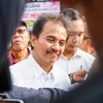 demo-di-dpr-roy-suryo-tuntut-jokowi-buka-ijazah-ke-publik-1776334386098_169