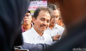demo-di-dpr-roy-suryo-tuntut-jokowi-buka-ijazah-ke-publik-1776334386098_169